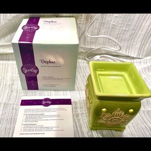 New Daphne Scentsy Warmer